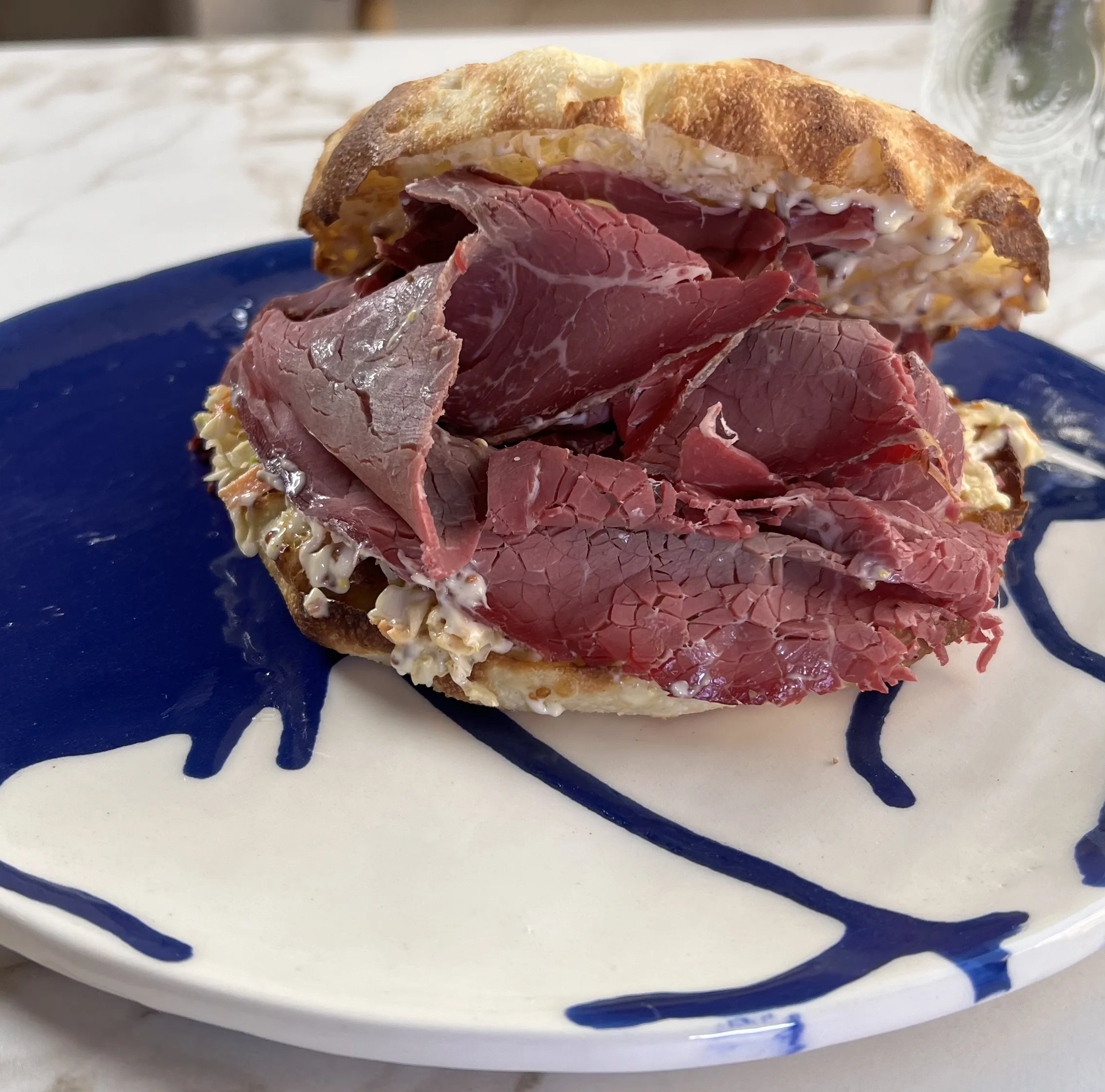 Detalle de sándwich de pastrami
